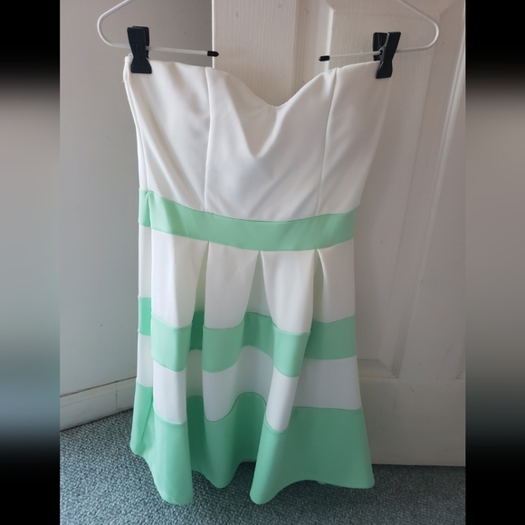 A Nwt white and green striped sleeveless dress - Picture 3 of 4
